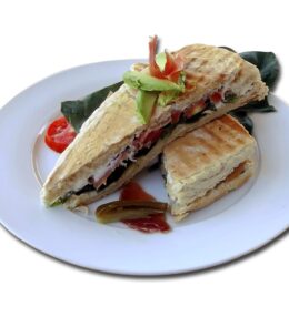Сандвичи със херинга и цвекло върху черен хляб: рецепта за ефектна закуска